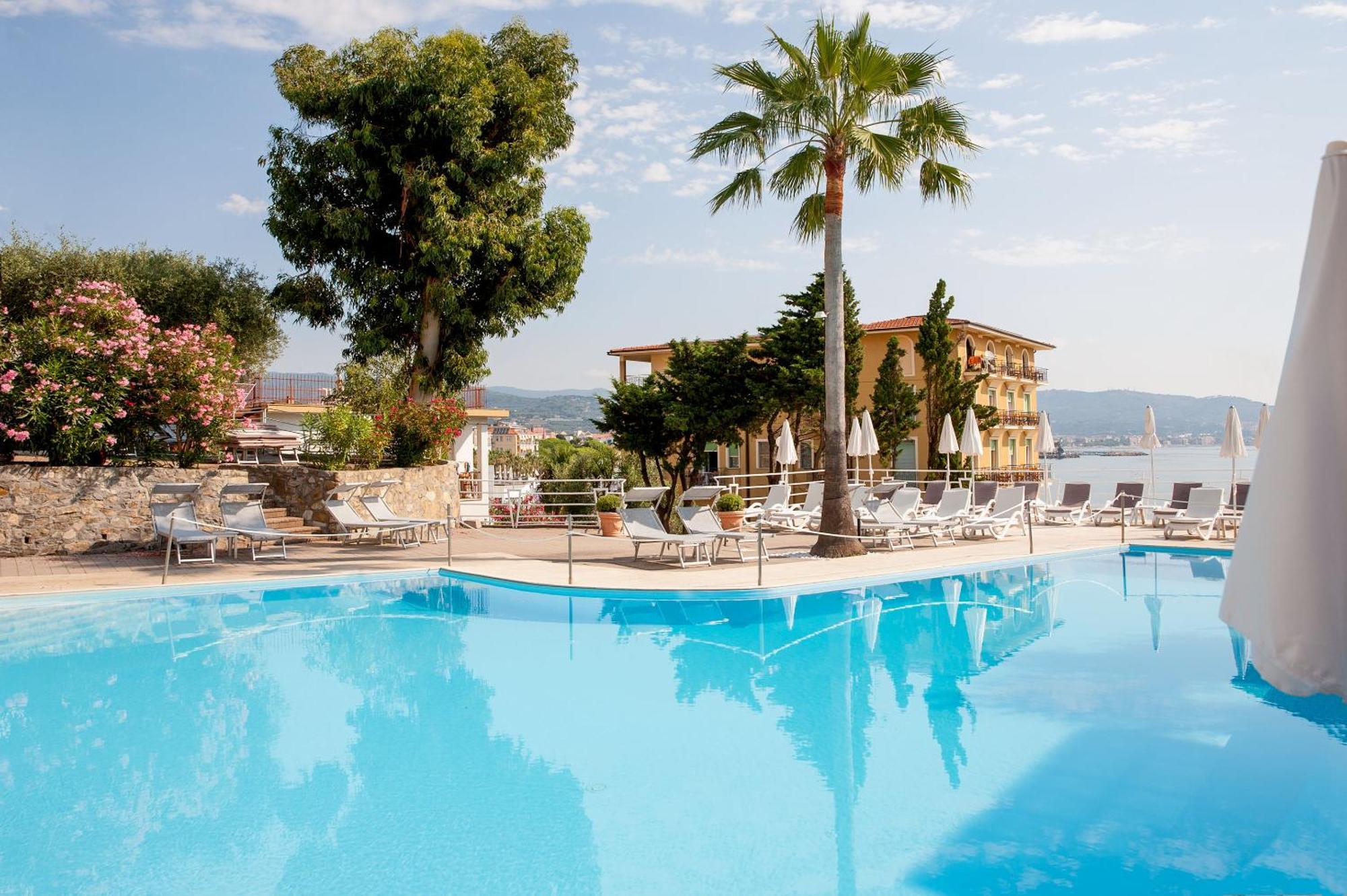 Hotel Moresco Diano Marina Exterior photo